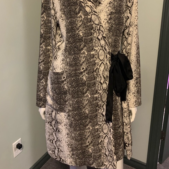 Stunning Dynamite Dress - Picture 2 of 4